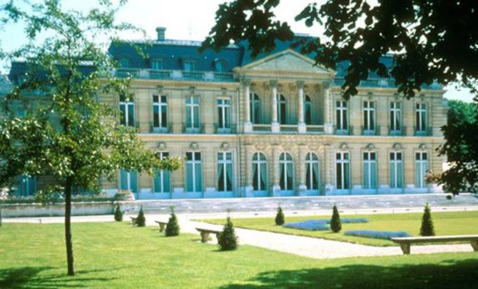 LE CHÂTEAU DE LA MUETTE EDIFIE par le BARON HENRI DE ROTHSCHILD SUR LES PLANS DE L'ARCHITECTE LUCIEN HESSE ENTRE 1921 et 1922. EN 1922 PHILIPPE AVAIT 20 ANS et S'APPRÊTAIT à ALLER VIVRE DANS LE MEDOC