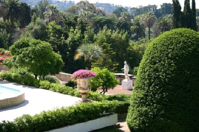 LA  GRANDE TERRASSE ET LES JARDINS RENOVES. PHOTOS DE SONIMO IMMOBILIER. 06250 MOUGINS. AVEC NOS REMERCIEMENTS.