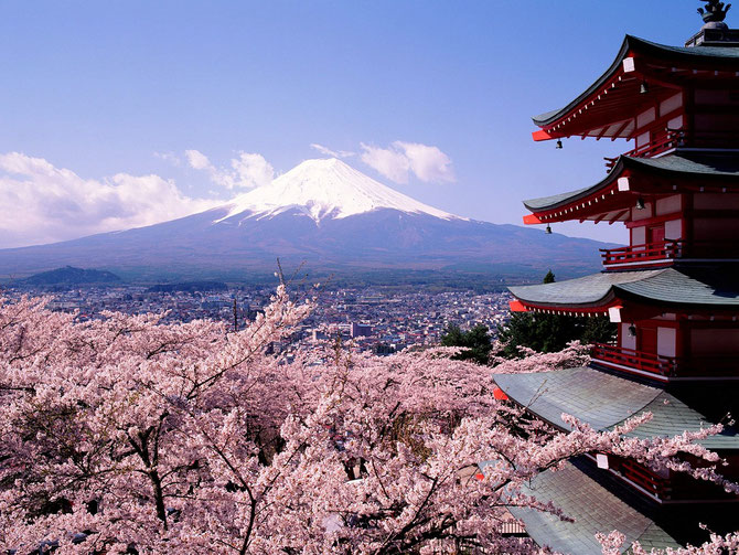 Sur la route de TOKYO-KYOTO.  PAGODE CHUREITO (MEMORIAL DE LA PAIX) CONSTRUITE en 1963, dans le sanctuaire ARAKURA SENGEN à FUJIYOSHIDA. 400 marches. MONT FUJI au loin.C *FOTOLIA