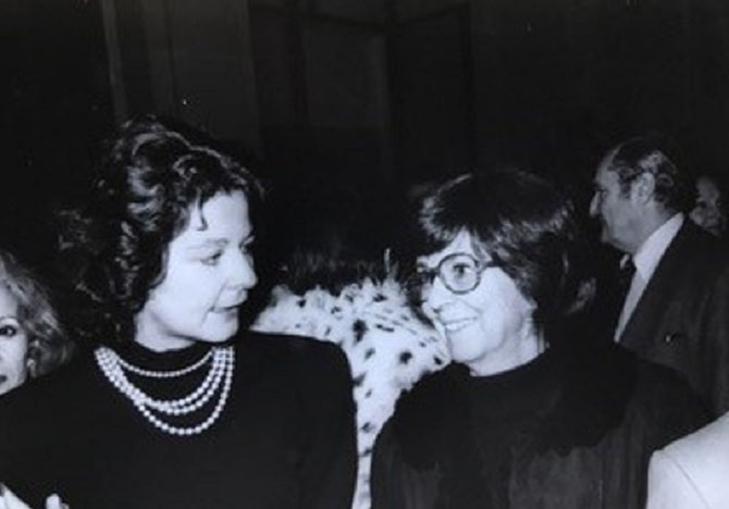 1985.  LORRAINE et CATHERINE à UNE SOIREE BALMAIN AU PALAIS GALLIERA. Sans doute ont-elles retrouvé les  amis qui fréquentaient  la Villa jadis. C* Catherine BONNET