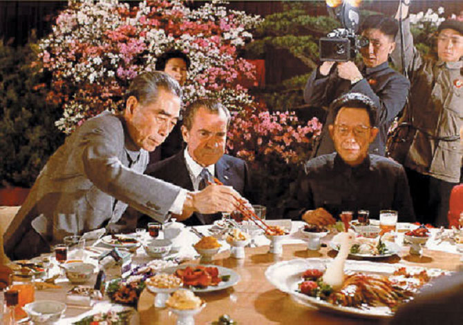 SHANGHAI FEVRIER 1972 . UNE  PHOTO  OFFICIELLE en couleurs. CHOU-EN-LAI et NIXON 