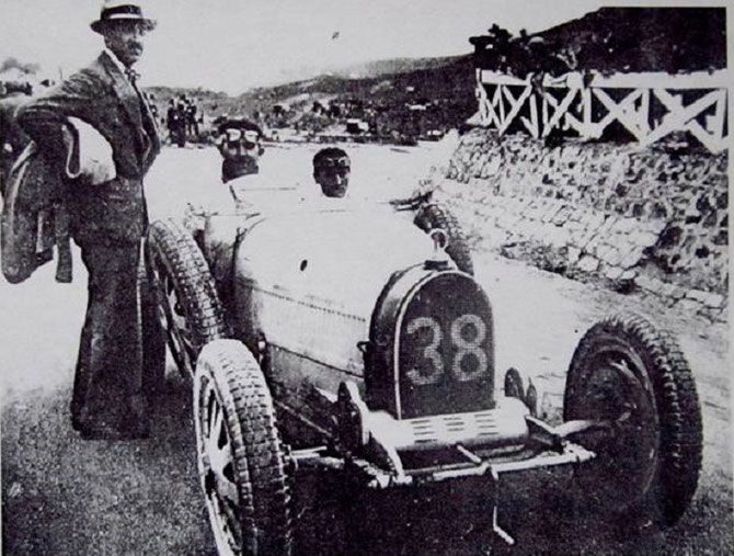 24 Avril 1927  TARGA FLORIO 108km. Circuit delle Madonie. A.D. ARRIVE 6è AVEC SA BUGATTI Type 35C N°38 derrière la BUGATTI N° 22 de Ignazio PALACIO . E. MATERASSI 1er, C. CONELLI 2e, A. MASERATI 3e, A. BOILLOT 4e.   C* Fundation Prestige Bugatti 