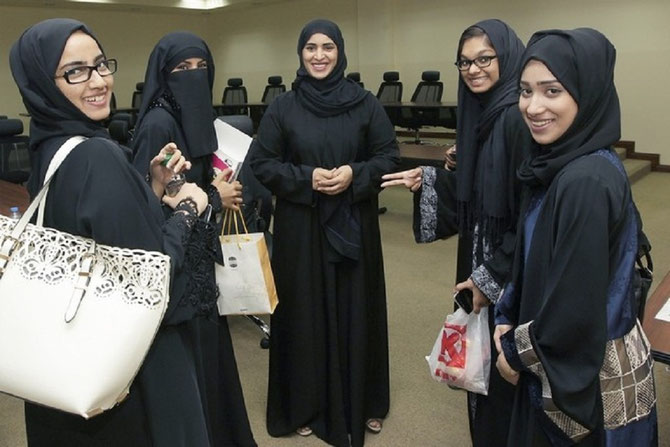 2016. FUTURES  PILOTES DE" KHALIFA BIN ZAYED AIR COLLEGE " . g. à dte. MARAM KHALID, ZINAB ABDULLAH, FATIMA AL MANOORI, SAFWA ABER, FATIMA AL ASHIMI. C* Jeffrey E. BITENG