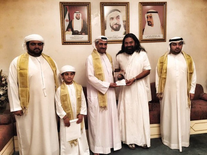 3 GENERATIONS de SHEIKHS AL SHARQI AVEC SWAMIJI