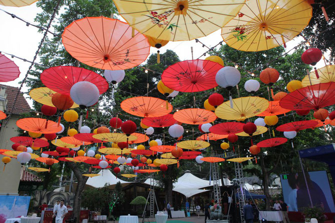 PREPARATIFS DU 14 JUILLET 2016 . HANOI.  JARDINS DE l' AMBASSADE de FRANCE