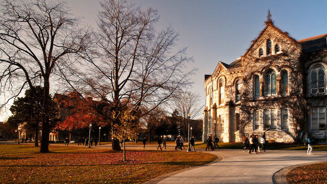 CAMPUS DU QUEEN'S UNIVERSITY, SUR LES BORDS DU LAC ONTARIO, AU CANADA, OU YUSEF EST RETOURNE à PLUS DE 40 ANS POUR PASSER SON MBA