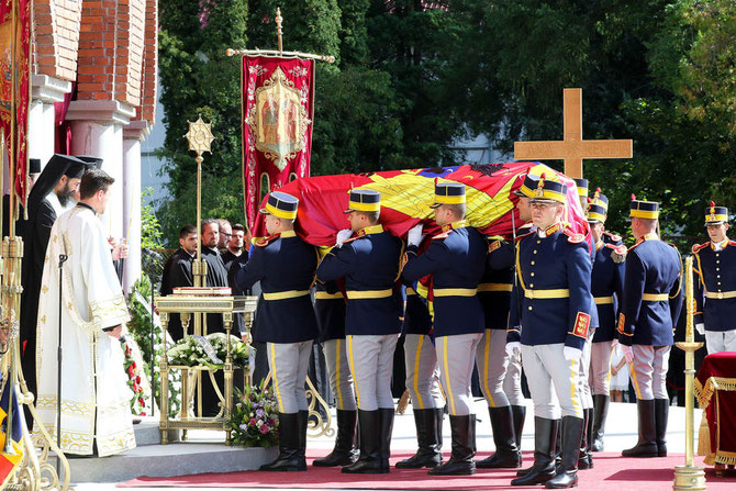 CURTA DE ARGES .  INHUMATION DANS LA NOUVELLE NECROPOLE : CHAQUE PAIRE DE TOMBES EST SURMONTEE D'UNE VOÛTE DECOREE DE MOSAÎQUES EN OR ET VEILLEE PAR UNE LAMPADAS C* PARIS-MATCH  - PPE Nieboer