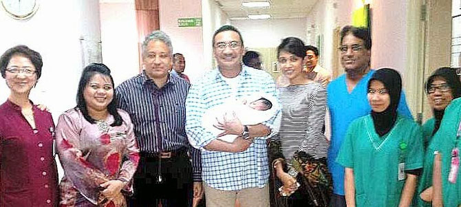 18 Déc. 2013 : NAISSANCE AYDEN . HISHAMMUDDIN, UN JEUNE GRAND-PAPA . C* www.myartist.com                               