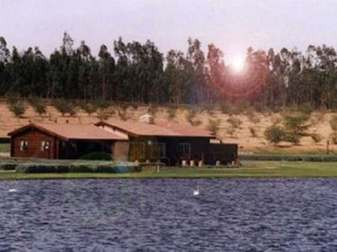 LES PIECES D'EAU ENTOURENT LE DOMAINE AUTREFOIS CERNE PAR LES DUNES.