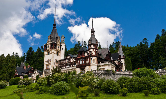 SINAIA. CHÄTEAU  PELES. CONSTRUIT DE 1873 à 1883 POUR LE PRINCE CHARLES DE HOHENZOLLERN-SIGMARINGEN, FUTUR ROI CAROL Ier DE ROUMANIE. CONFIE à LA GESTION DU ROI MICHEL Ier DE ROUMANIE LE 16 JUIN 2008 MAIS RESTE OUVERT AU PUBLIC COMME MUSEE. 