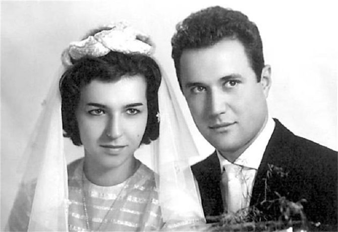 1961.  MARIAGE AVEC LYUBOMIR STOYCHEV.  Né en 1935 à VRATSA LYUBOMIR EST INGENIEUR DIPLÔME DE L'UNIVERSITE TECHNIQUE DE SOFIA COURONNE D' UN  DOCTORAT TECHNIQUE à MAGDEBURG (ALLEMAGNE). C'EST AUSSI UN DIPLOMATE QUI A REPRESENTE LA BULGARE.