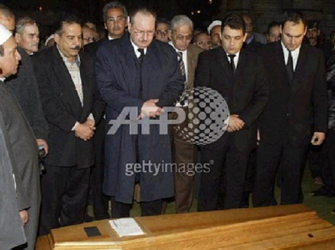 30 JANVIER 2005. LE CAIRE. MOSQUEE AL RIFAÏ. LE ROI FOUAD II SE RECUEILLANT SUR LE CERCUEIL DE SA SOEUR FAWZIA.