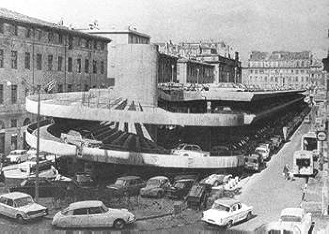 LE  PARKING (1965-1987) , CONCEDE à LA SHELL. CETTE IMMENSE VERRUE, MONSTRUEUSE FUT COMBATTUE PAR LES RIVERAINS,  AU BOUT DE 22 ANS ELLE A DISPARU GRÂCE à L'OPINIÂTRETE DE QUELQUES DAMES DONT LES SOEURS LAFFITTE.