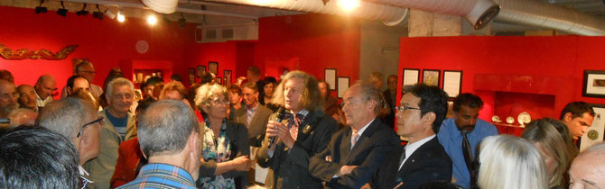 LE PROFESSEUR ANDRE GABRIEL PRESENTE L'EXPOSITION AUX  CÔTES DU PRESIDENT ROCCA SERRA ET DU NOUVEAU CONSUL GENERAL DU JAPON, S.EXC. TAMOTSU IKEZAKI.