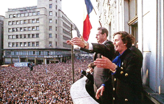 PÂQUES 1992. AU BALCON DE L'HÔTEL CONTINENTAL LE  ROI et  LA REINE SONT ACCLAMES PAR UN MILLION DE PERSONNES. LES AUTORITES LES ONT ALORS CONSIDERES COMME INDESIRABLES PENDANT 5 ANNEES.