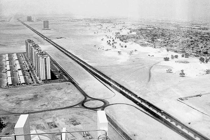  ANNEES 1970 "ABOU DHABI ROAD". REBAPTISEE "SHEIKH ZAYED ROAD" PAR L'EMIR MAKTOUM. PRINCIPALE ARTERE DE DUBAI, PARTIE INTEGRANTE DE L'AUTOROUTE E11 QUI TRAVERSE LES E.A.U.