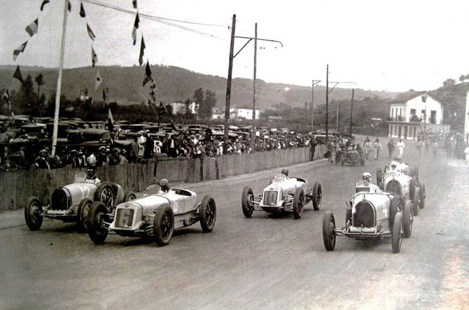 31 JUILLET 1927 GRAND PRIX D'ESPAGNE. g. BUGATTI N° 12  DUBONNET.  DELAGE N° 6  BENOIST,  BUGATTI N° 9 CONELLI, BUGATTI N° 4  MATERASSI.  LES DELAGE SERONT VICTORIEUX...