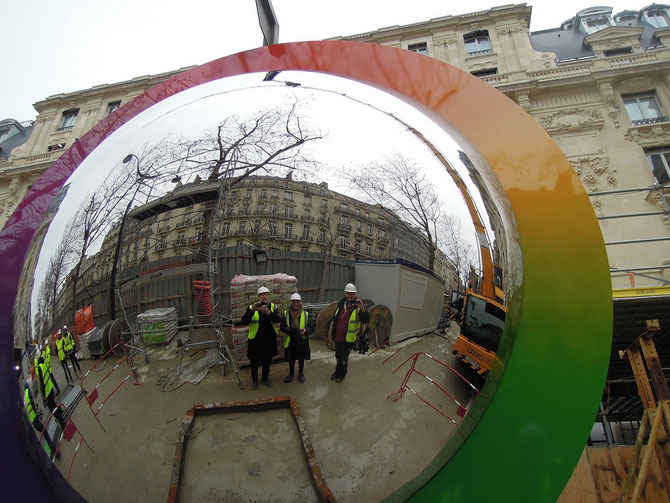 PARIS . THE PEN AV. KLEBER. 21 Janv. 2014. UNE INCROYABLE PHOTO : YANNICK et BEN  JAKOBER DANS L'OEIL  DU CYCLOPE irisé par l'Arc-en-ciel.  C* Yannick VU JAKOBER