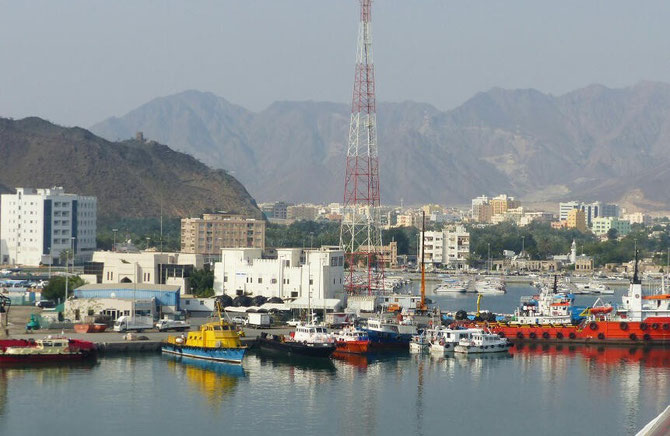  LE PORT AVEC  LA CAPITALE FUJAIRAH EN TOILE DE FOND.