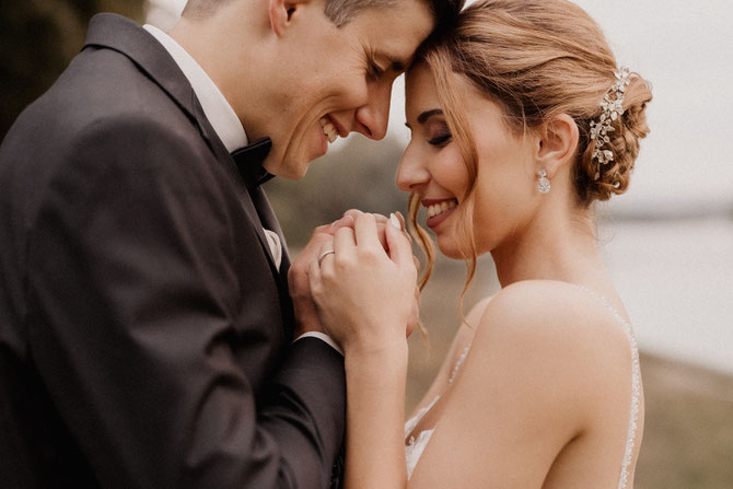 glückliches Ehepaar umfasst Hände, Brautmakeup Nadja Thoma Make-Up Artist