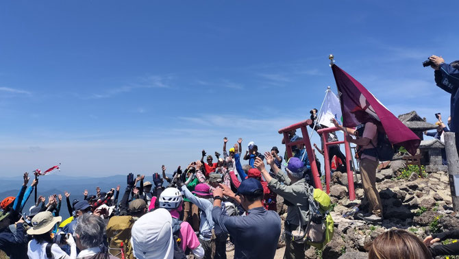 秋田駒ケ岳　男岳山頂にて万歳三唱！2026/6/1撮影
