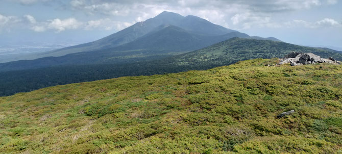 三ツ石山山頂より岩手山を望む。紅葉はまだまだ始まったばかりという感じか。2025/9/16
