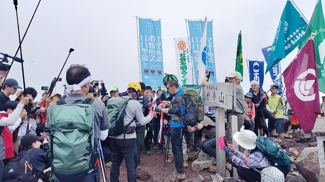 岩手山山頂にて雫石町・滝沢市・八幡平市の山岳協会会長がピッケル交換会 2026/7/1撮影