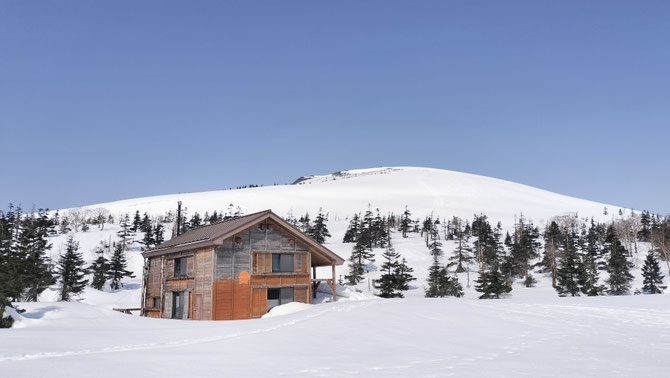 三ツ石山荘と三ツ石山。雪解け後は湿原となるために普段は入ることができない場所からの撮影。2026/3/30撮影