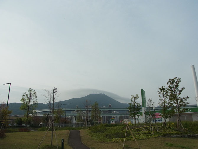 出発直前、傘のような雲の行方が見えた皿倉山
