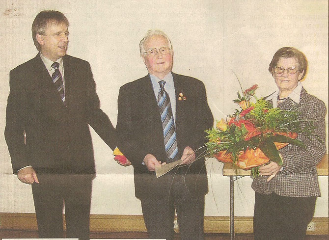 Bürgermeister H. Knoop mit den geehrten: Karl und Johanna (Hanni) Schwecke