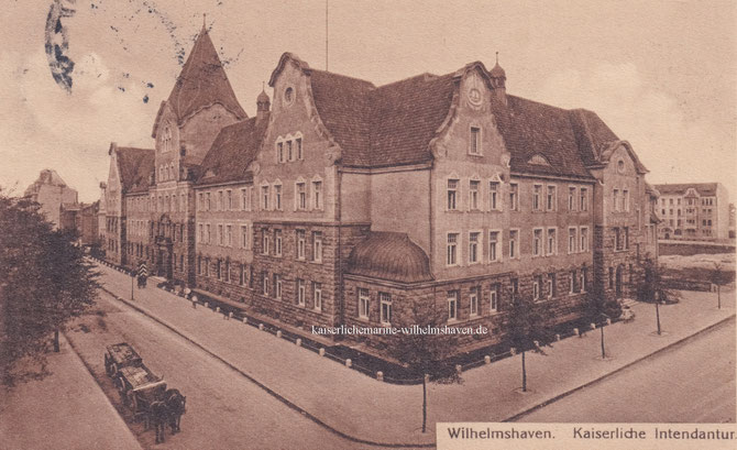 Ansicht von Südost: im Bildzentrum die Hauptfront an der Peterstraße, rechts der Seitenflügel an der Virchowstraße. Ansichtskarte, Verlag "Verband deutscher Papier- u. Schreibwarenhändler, Gruppe Wilhelmshaven-Rüstringen". Postalische gelaufen 1911