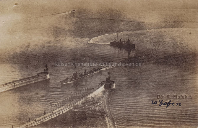 1914/18: ein Großes Torpedoboot fährt in die 2. Einfahrt