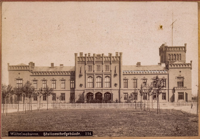 Eine frühe Aufnahme des neuen Stationsgebäudes: die charakteristischen Bäume entlang der Adalbertstraße sind noch sehr jung. Originalfoto des Bremer Fotografen Louis Koch