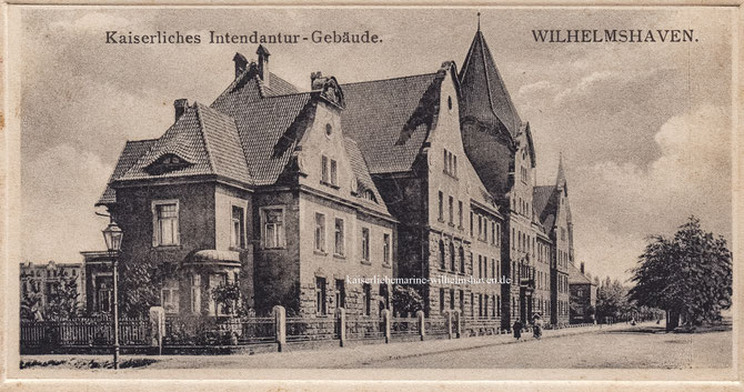 Ansicht von Südwest auf die Hauptfront. Im Hintergrund noch zu erkennen vom verdeckte Kirchturm der damaligen 1901 eingeweihten Christuskirche an der Ecke Peter-/Adalberstraße. Ansichtkarte, Verlag Alb. Rosenthal, Bremen. Postalisch gelaufen 1911 