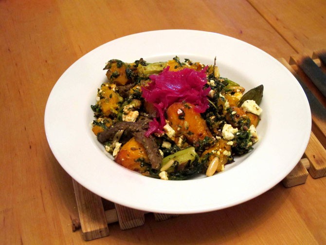 Ofengemüse mit Kürbis, Okra und Spinat. Dazu krosse Rinderstreifen mit Wunderwürze, Feta, Pinienkerne, Koriandersaat und Sesam.