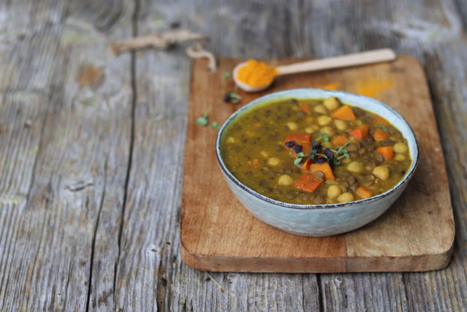 Kürbiscurry mit Linsen und Kichererbsen in einer Schale
