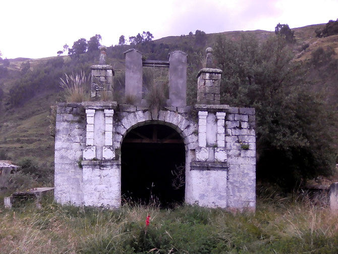 Capilla del cementerio general de la ciudad de Jesús - Lauricocha.