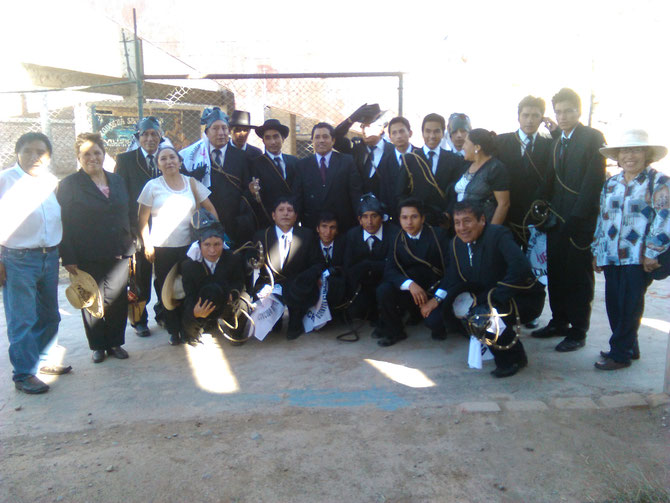Los miembros de la Junta Directiva 2015-2017 y los danzantes del Tucuman en el estadio Heraclio Tapia.