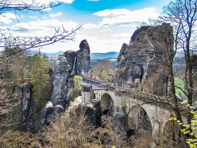 Die berühmte Basteibrücke in der Sächsischen Schweiz mit Blick auf die Felsen über der Elbe