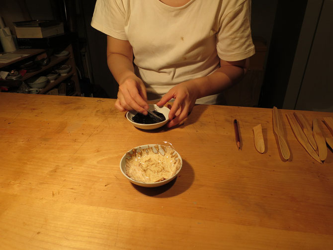 お皿に入っているのが漆です Urushi in saucers.