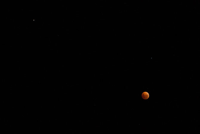 La Lune et Mars en haut à gauche