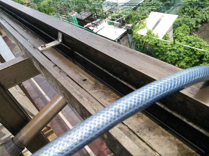 ベランダ波板の樋掃除