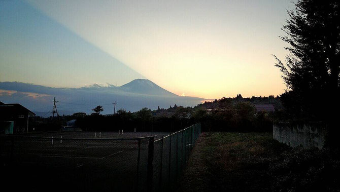 ゲームルーム合宿2014より 朝の散歩の富士山　撮影者：らくださん