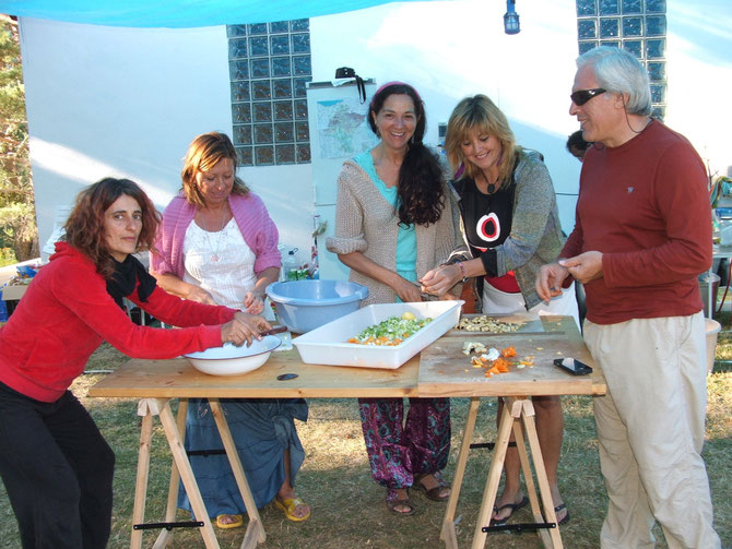 ¡A la rica ensalada...! Grupo de cocina con las manos en la masa... Pirinea 2012.