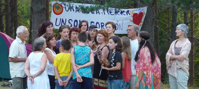 "La paz, cantamos la paz... Te entrego mi corazón..."