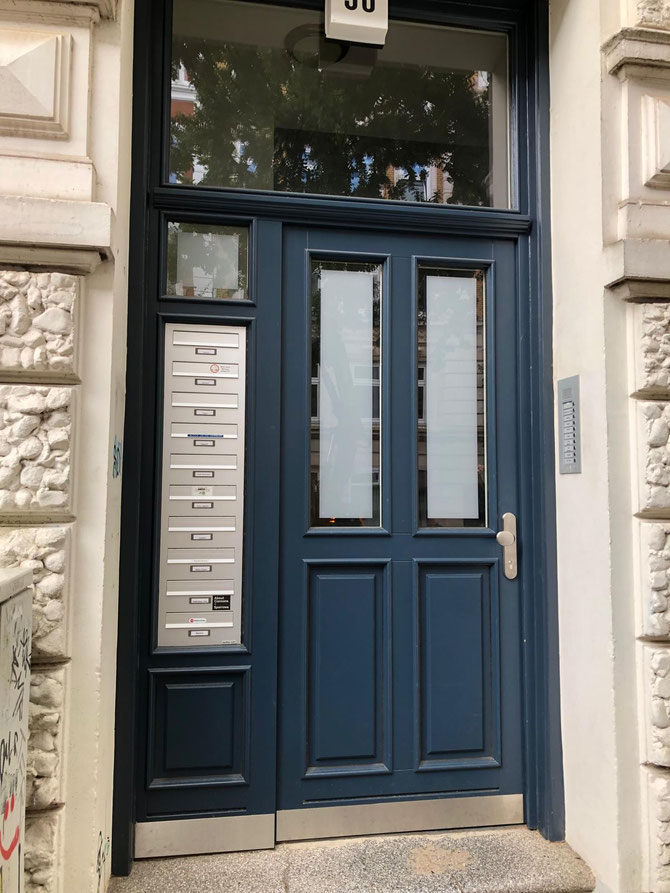 Haustür in Hamburg, Meranti, RAL 5008, graublau, mit Briefkastenanlage, teilsatinierte Scheiben
