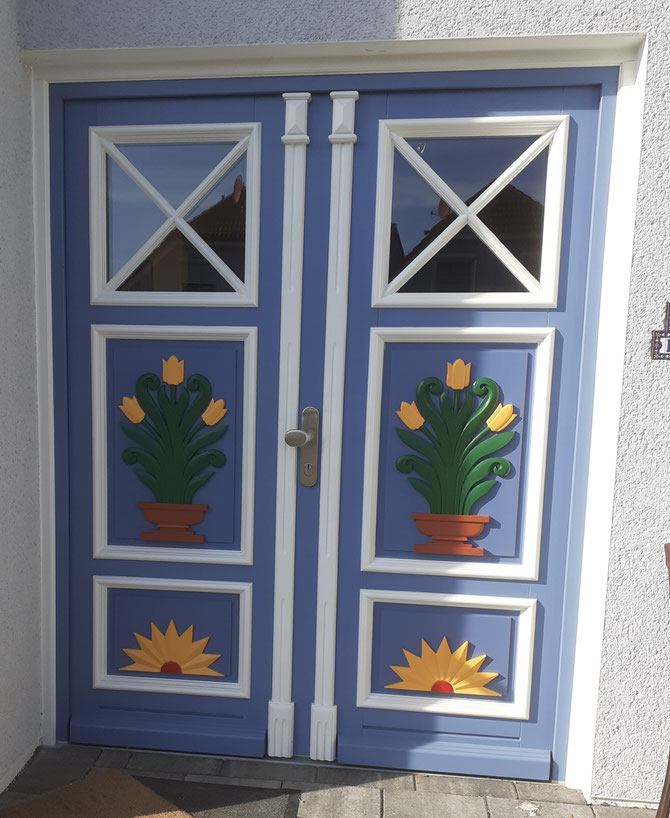 2-flügelige Haustür, Original-Füllungen von der Halbinsel Darß, handgeschnitzt und handbemalt