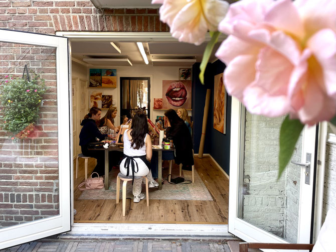 Mooi zicht op het creatieve atelier van kunstenares Daphne Schrijver in Breda tijdens een vriendinnen workshop schilderen
