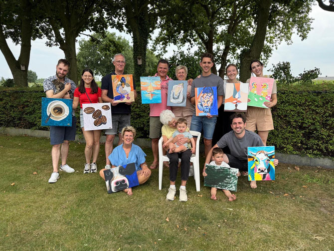 Familie maakt gezamenlijk een uniek kunstwerk tijdens creatieve thuis workshop.