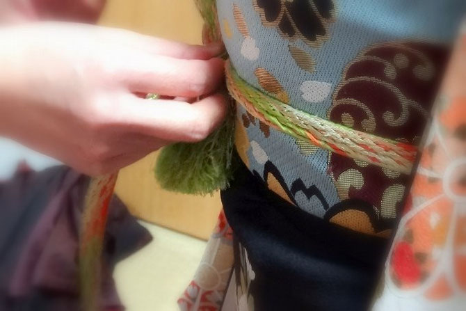 森田空美流着付け教室in関西のお稽古風景。成人式に向けてのお稽古中です。帯締めを結んでいるところです。